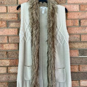 Women’s sweater vest with a fur collar